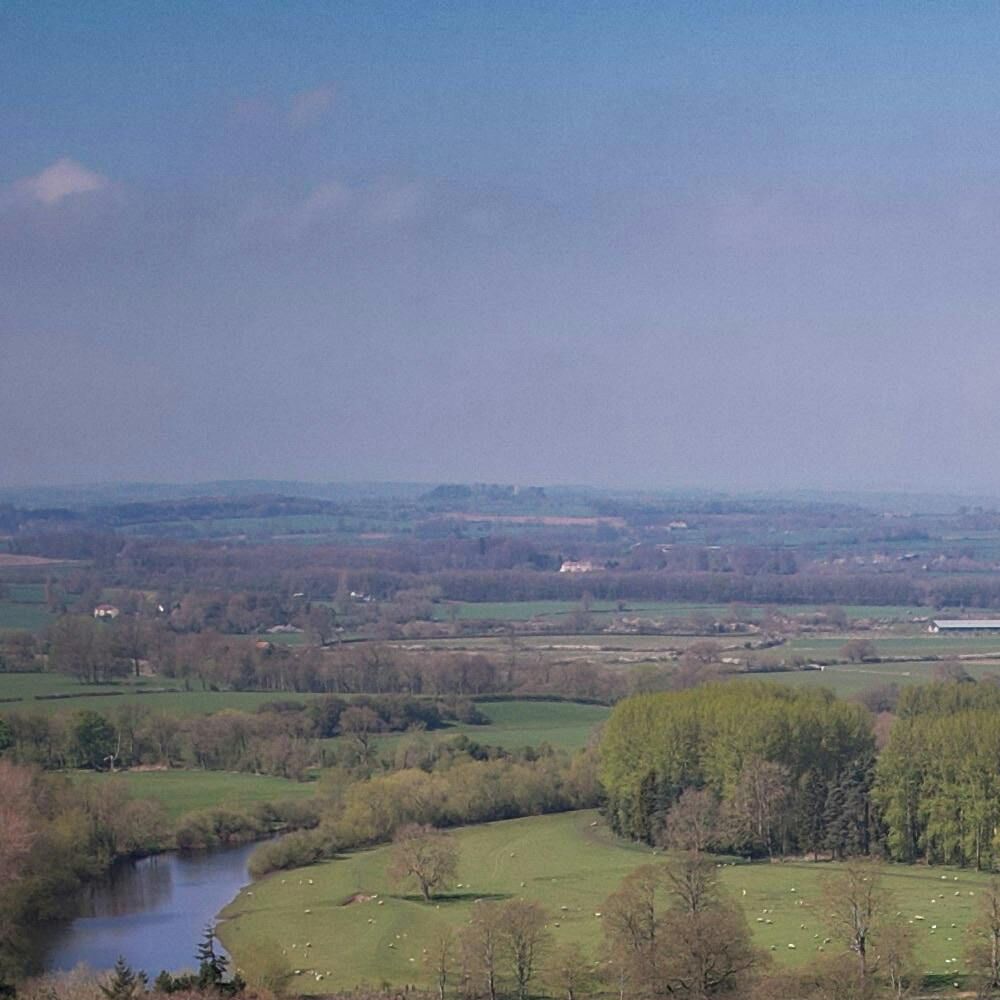 Estate agents say 'desperate rich Brits' want to leave Britain as Budget gloom deepens